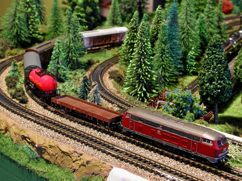 094 Bauhilfszug 1.JPG - Bauhilfszug: eine Lok BR 216 im Altrot der 70er, dem Übergang von Epoche III zu IV